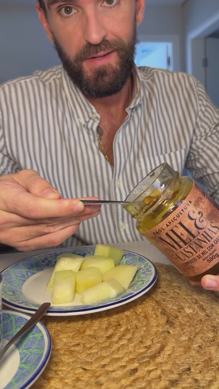 Uma nova rotina saudável pode começar com uma colherada. 
Mel & Castanhas FAOL combina o sabor do mel com castanhas selecionadas para deixar sua alimentação mais nutritiva e prazerosa.

As castanhas são fontes naturais de fibras, gorduras boas e nutrientes importantes. E uma alimentação rica em fibras ajuda no bom funcionamento do intestino.

No café da manhã, com frutas, iogurte ou naquele lanche da tarde. Pequenas escolhas, todos os dias.

Saúde também precisa ser gostosa.

#MelComCastanhas #SaúdeIntestin
